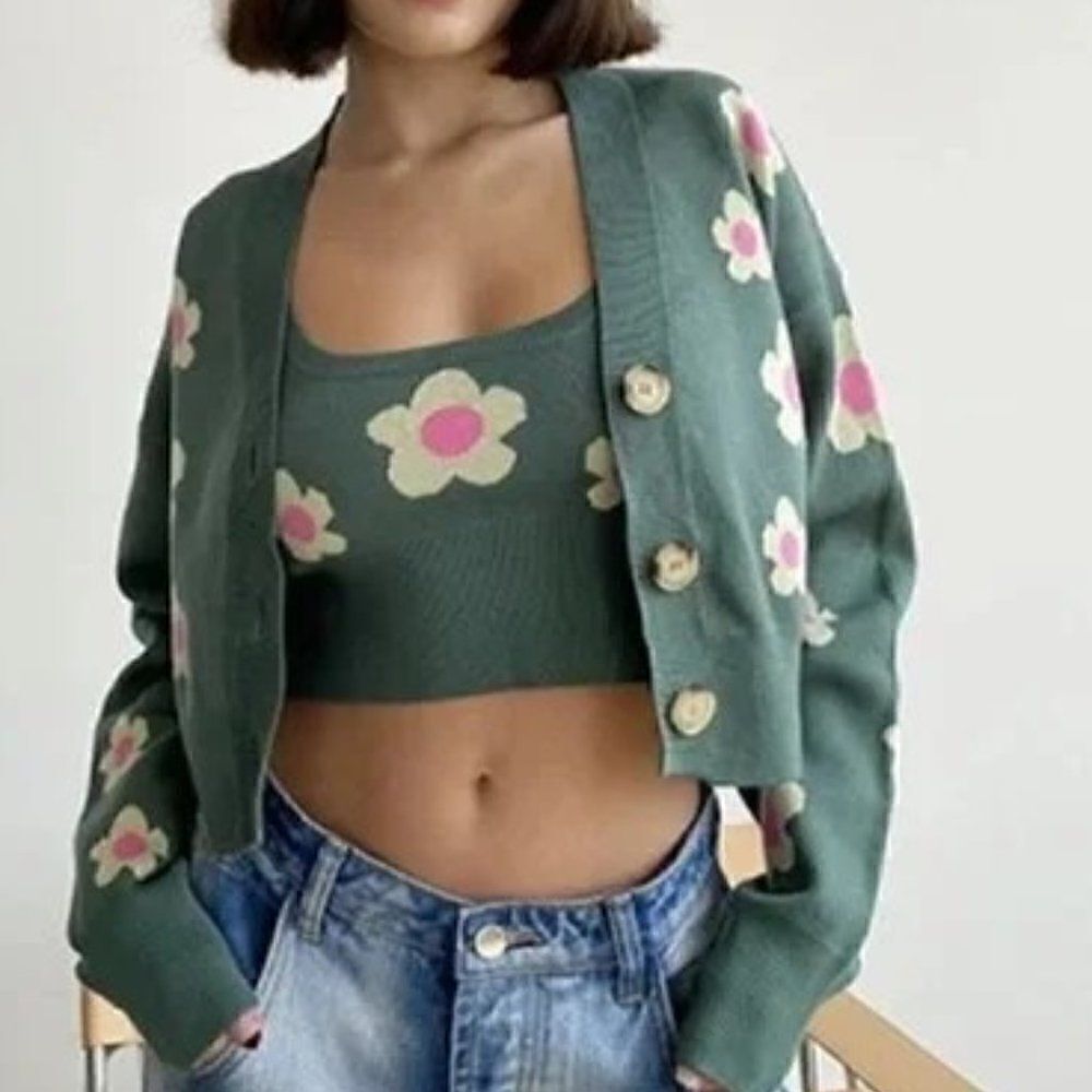 NWT Bailey Rose Forest Green w/ Pink & Pale Yellow Flowers Cardigan. Size Small.